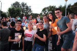 Jovens durante a procissão