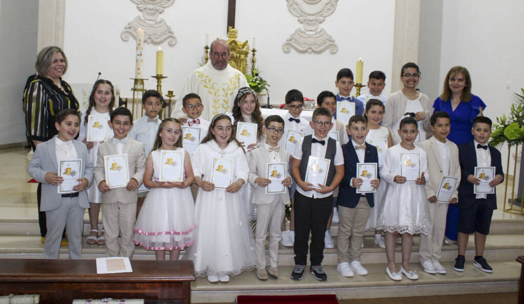 Esta imagem não tem texto alternativo. O nome do ficheiro é: Primeira-Comunhao-de-vinte-criancas-enche-de-alegria-a-paroquia-da-Freixianda.jpg