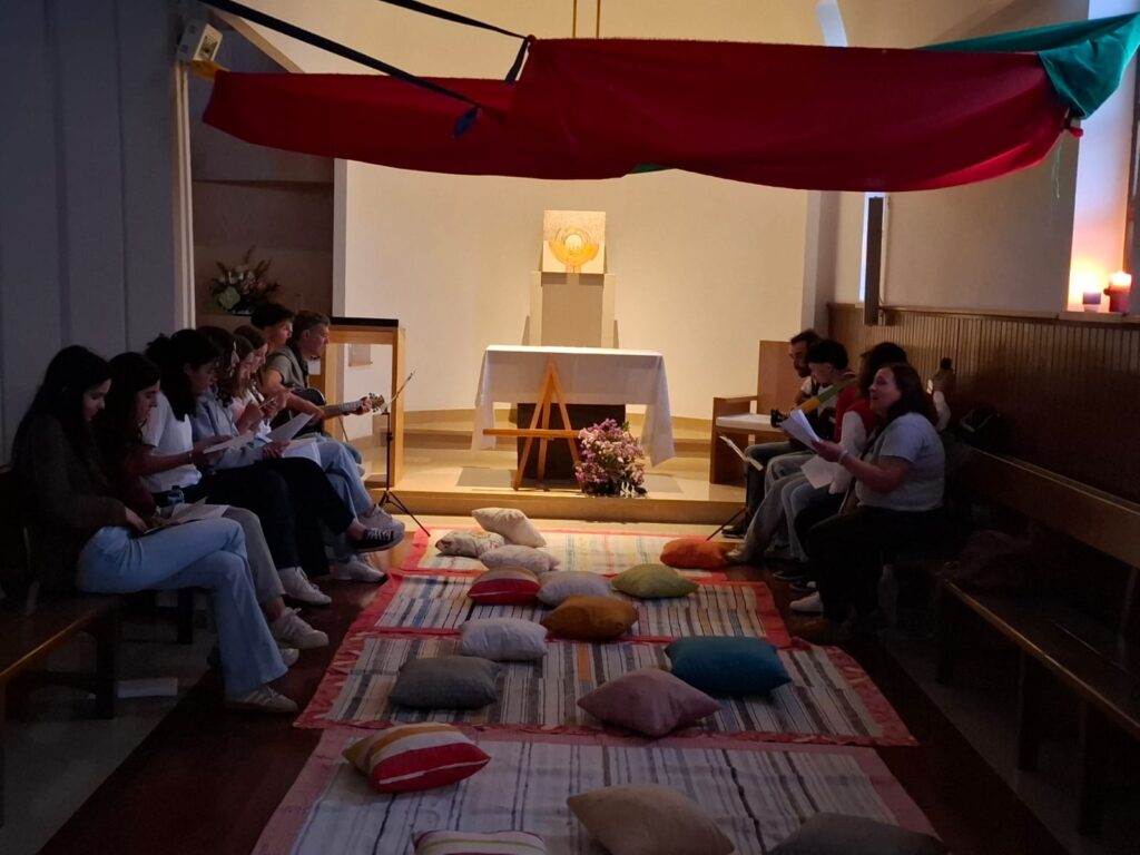 Esta imagem não tem texto alternativo. O nome do ficheiro é: Crismandos-da-paroquia-de-Amor-celebram-Vigilia-de-Pentecostes-em-ambiente-de-fe-e-compromisso.jpeg