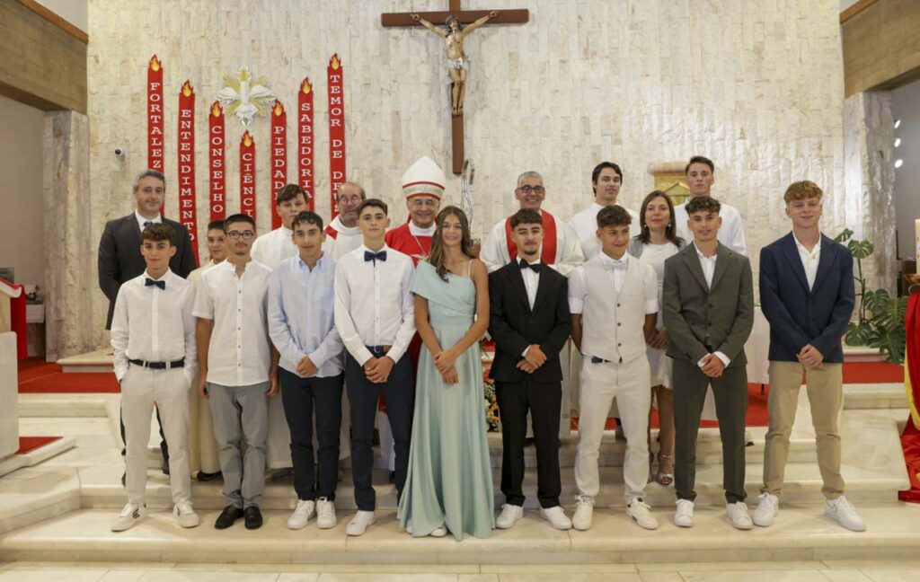 Esta imagem não tem texto alternativo. O nome do ficheiro é: Jovens-da-paroquia-de-Casal-dos-Bernardos-recebem-o-Sacramento-da-Confirmacao.jpg