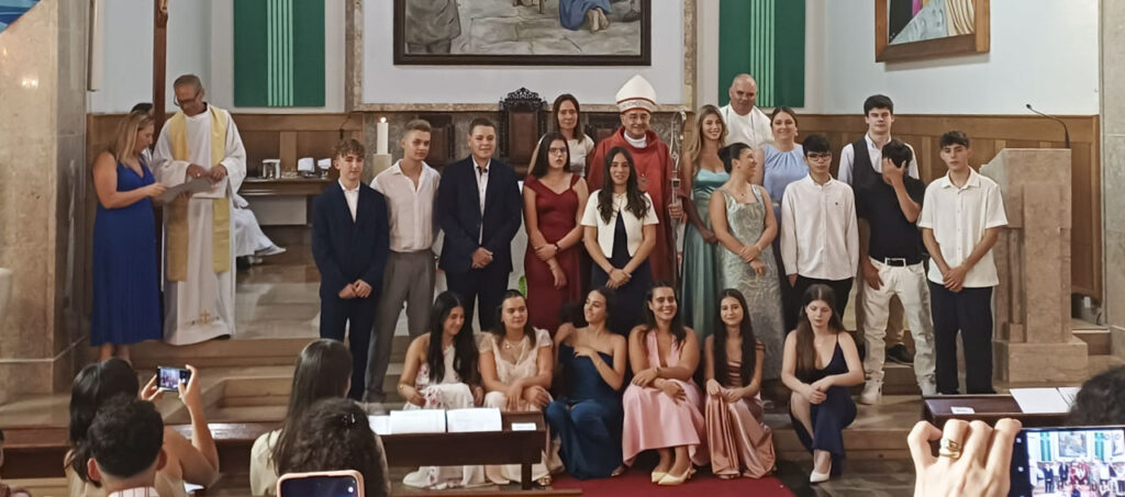 Esta imagem não tem texto alternativo. O nome do ficheiro é: Jovens-de-Caxarias-e-Olival-confirmam-a-fe-com-o-Crisma.jpg