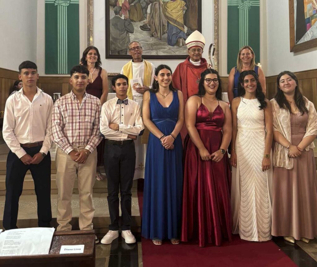 Esta imagem não tem texto alternativo. O nome do ficheiro é: Jovens-de-Olival-e-Caxarias-receberam-o-sacramento-do-Crisma.jpg