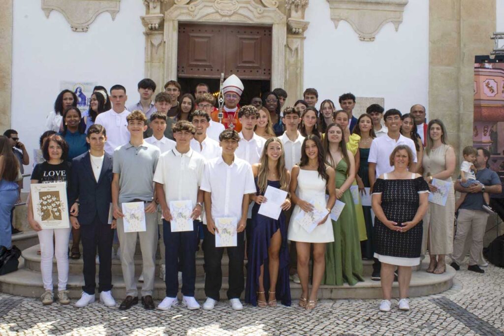 Esta imagem não tem texto alternativo. O nome do ficheiro é: Jovens-do-Juncal-e-das-Pedreiras-recebem-o-Crisma-numa-celebracao-vivida-em-clima-de-comunhao.jpg