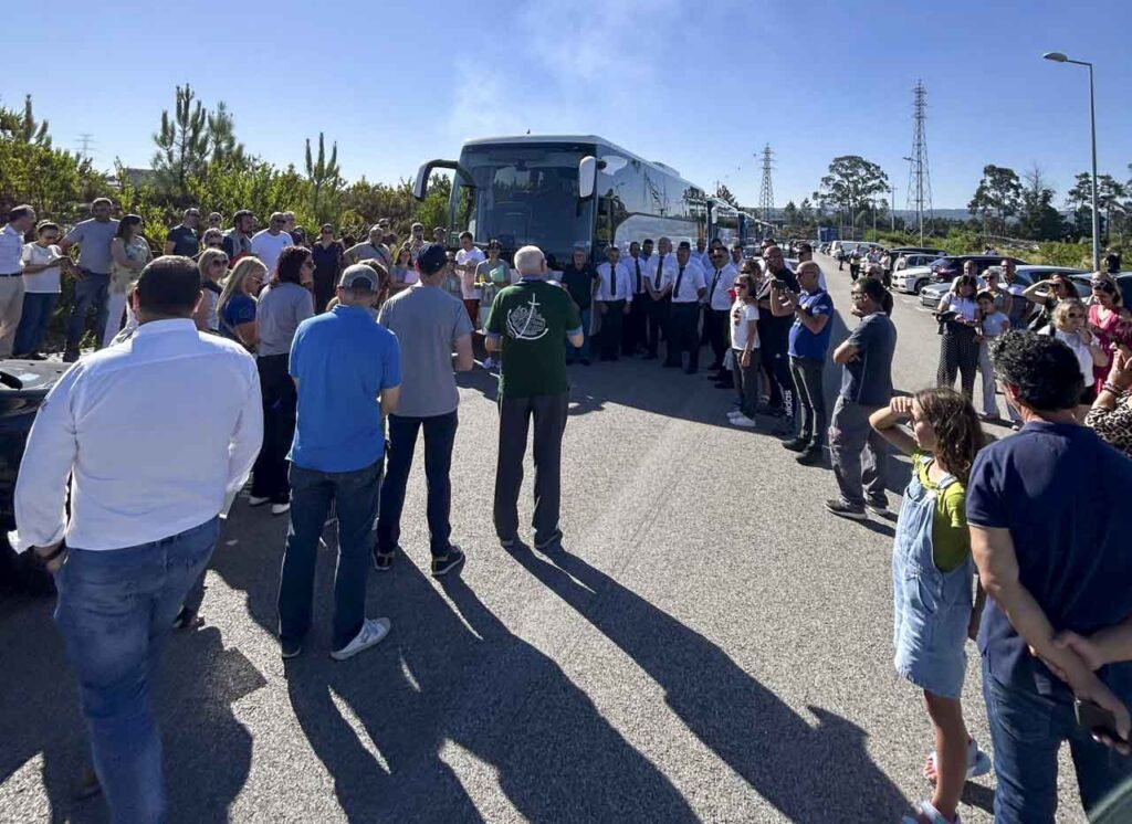Esta imagem não tem texto alternativo. O nome do ficheiro é: No-caminho-eu-confio-em-ti-jovens-de-Leiria-Fatima-a-caminho-de-Roma-para-o-Jubileu.jpg
