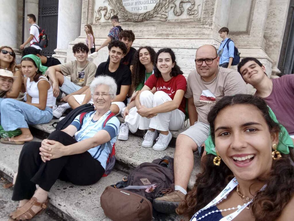 Esta imagem não tem texto alternativo. O nome do ficheiro é: Colegio-regressa-de-Roma-com-o-coracao-cheio-de-gratidao-e-esperanca.jpg