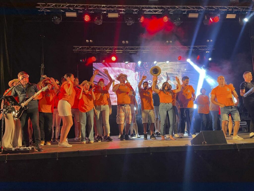 Esta imagem não tem texto alternativo. O nome do ficheiro é: Festa-no-Casal-dos-Bernardos-junta-emigrantes-e-populacao-local.jpg