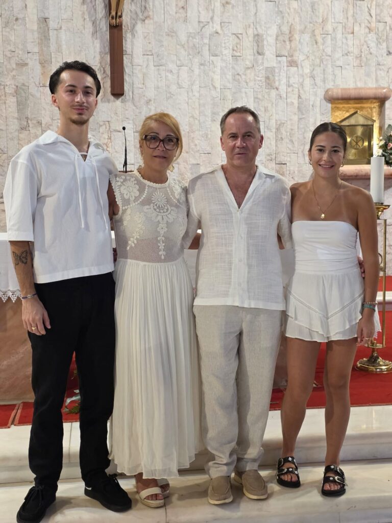 Esta imagem não tem texto alternativo. O nome do ficheiro é: Francisca-e-Daniel-do-Casal-dos-Bernardos-celebram-25-anos-de-matrimonio.jpg