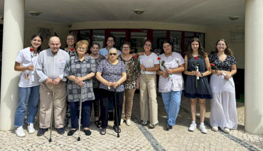 Esta imagem não tem texto alternativo. O nome do ficheiro é: Jovens-estudantes-trocam-as-suas-ferias-por-voluntariado.jpg