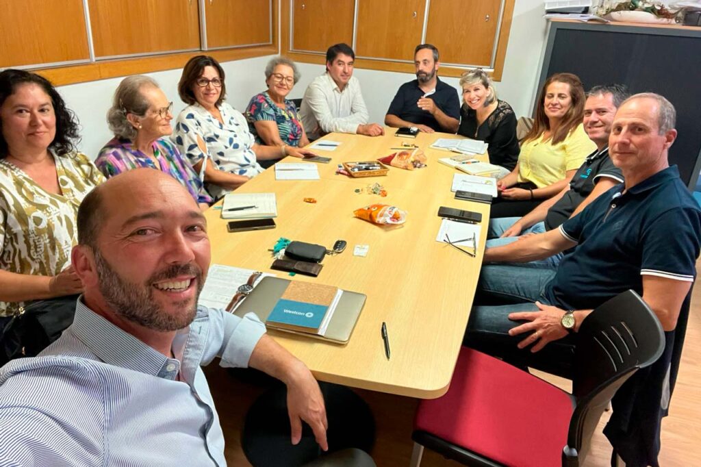 Esta imagem não tem texto alternativo. O nome do ficheiro é: Os-Ministros-Extraordinarios-da-Comunhao-dos-Pousos-em-reuniao.jpg