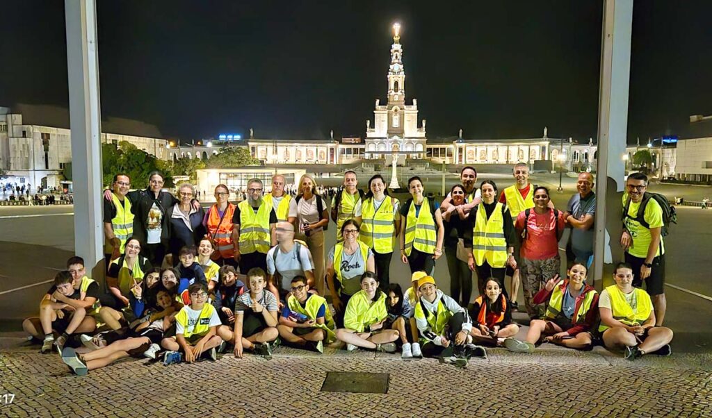 Esta imagem não tem texto alternativo. O nome do ficheiro é: Catequese-do-6.o-ano-dos-Pousos-peregrina-a-pe-a-Fatima.jpg