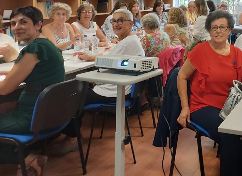 Esta imagem não tem texto alternativo. O nome do ficheiro é: Conselho-Central-da-Diocese-em-formacao-sobre-mapas-estatisticos.jpg