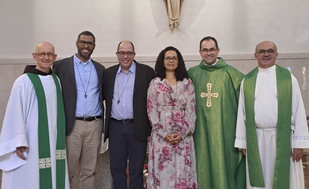 Esta imagem não tem texto alternativo. O nome do ficheiro é: Elysiario-e-Elisabete-fazem-profissao-de-promessas-na-comunidade-Pantokrator.jpg