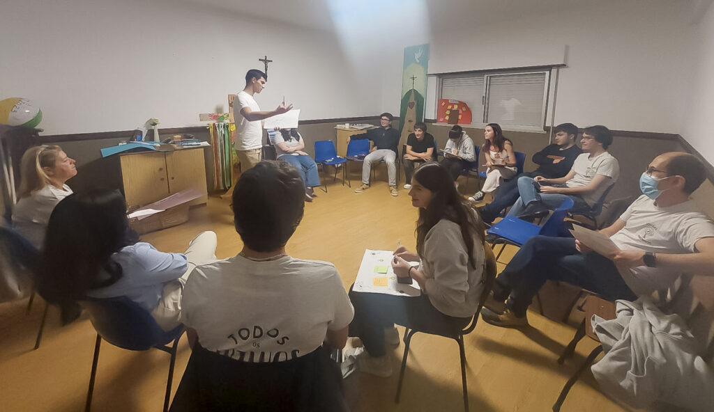 Esta imagem não tem texto alternativo. O nome do ficheiro é: Jovens-Parceiros-abrem-o-novo-ano-pastoral-com-encontro-noturno.jpg