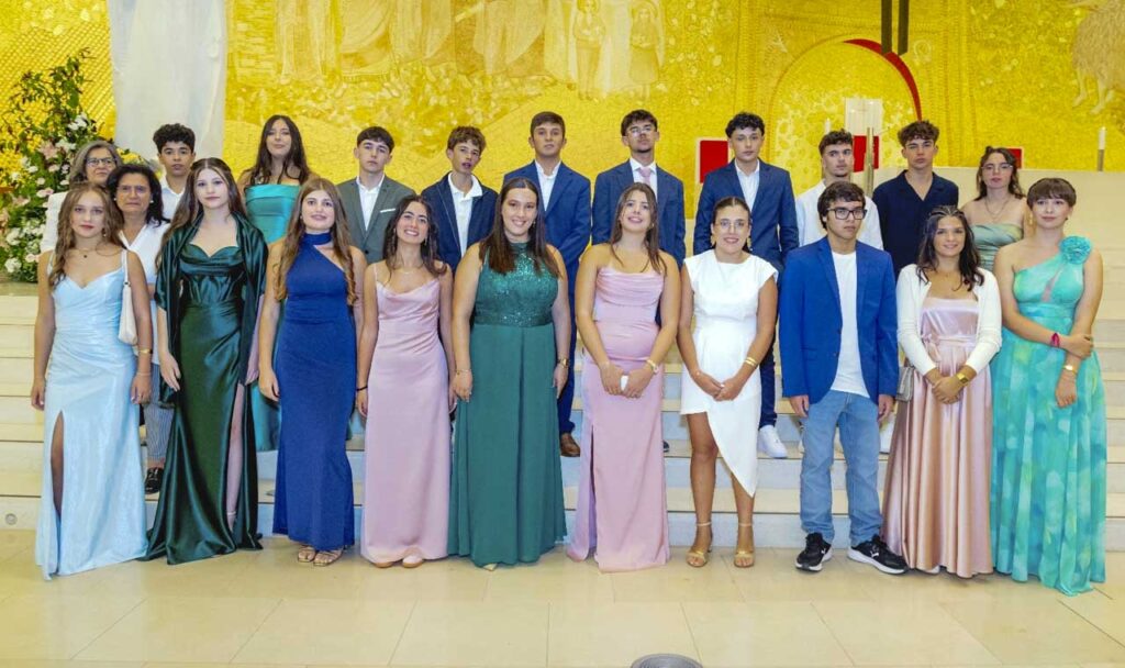 Esta imagem não tem texto alternativo. O nome do ficheiro é: Jovens-de-Sao-Mamede-receberam-o-sacramento-do-Crisma-em-Fatima.jpg