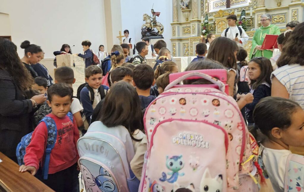 Esta imagem não tem texto alternativo. O nome do ficheiro é: Paroquia-de-Amor-inicia-catequese-com-a-bencao-das-mochilas4_1.jpg