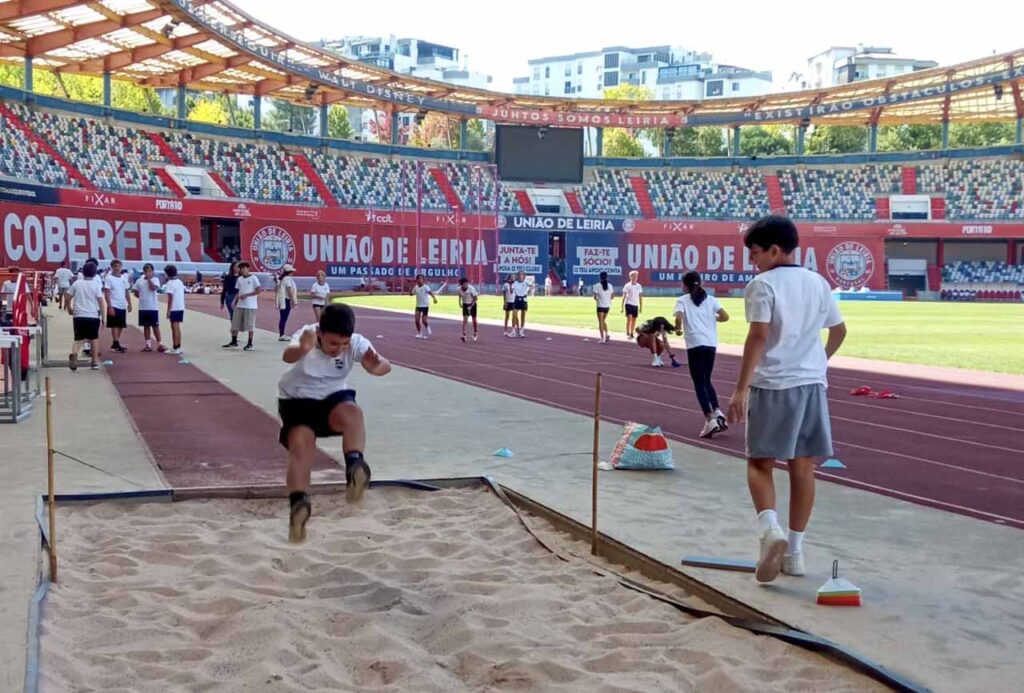 Esta imagem não tem texto alternativo. O nome do ficheiro é: Alunos-do-Colegio-Nossa-Senhora-de-Fatima-celebram-Dia-Europeu-do-Desporto-na-Escola-em-Leiria.jpg