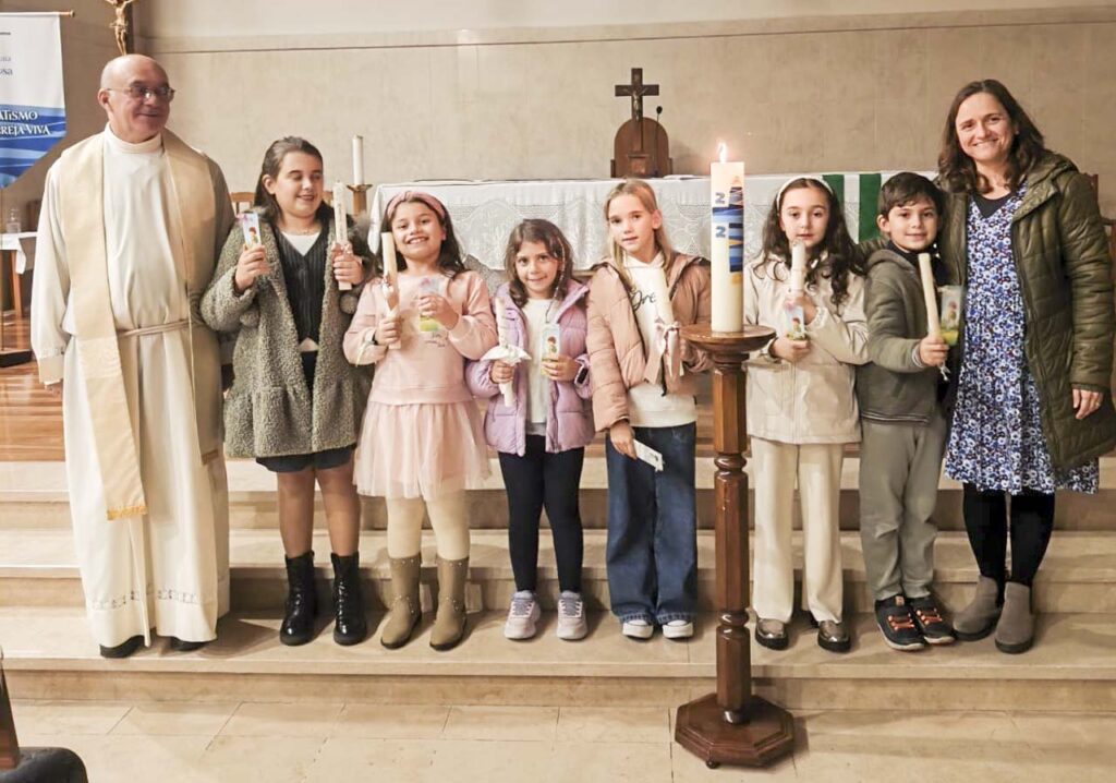 Esta imagem não tem texto alternativo. O nome do ficheiro é: Criancas-da-catequese-da-Barosa-celebram-Festa-da-Luz.jpg