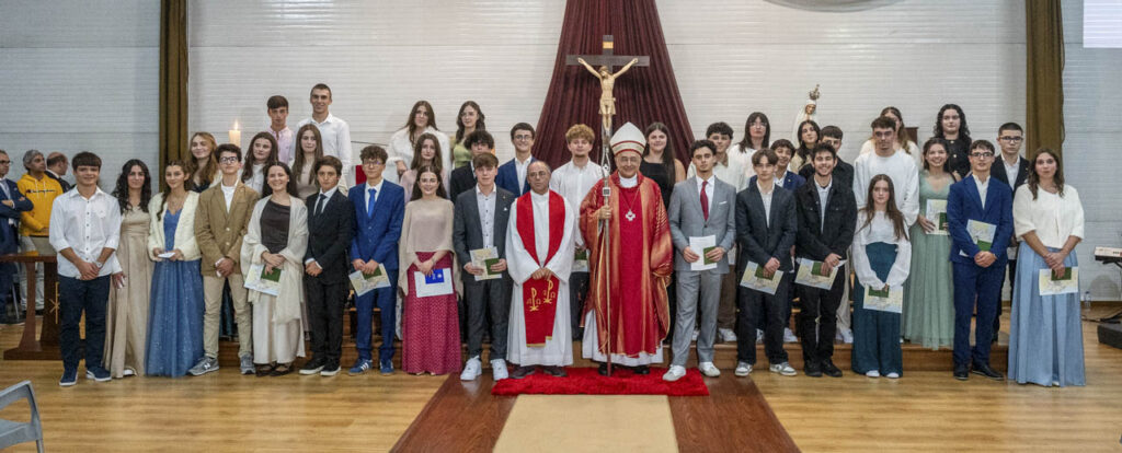 Esta imagem não tem texto alternativo. O nome do ficheiro é: Jovens-da-Maceira-recebem-sacramento-da-Confirmacao.jpg