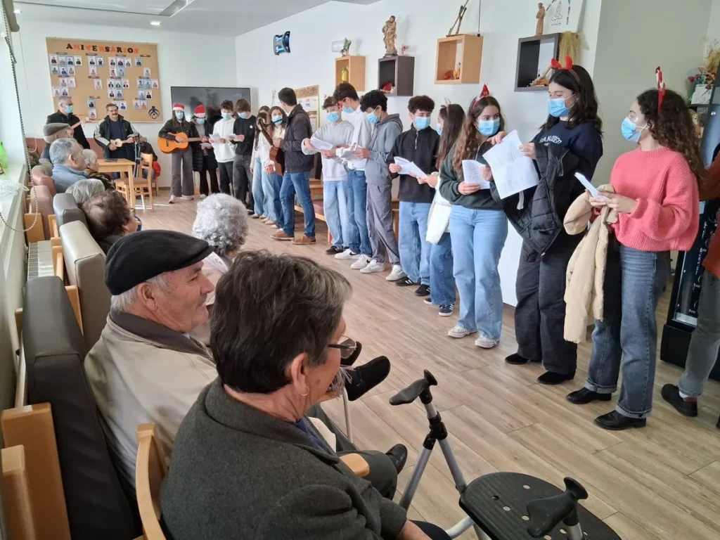 Esta imagem não tem texto alternativo. O nome do ficheiro é: Alunos-visitam-Idosos-do-Lar-de-Santa-Catarina-da-Serra.webp