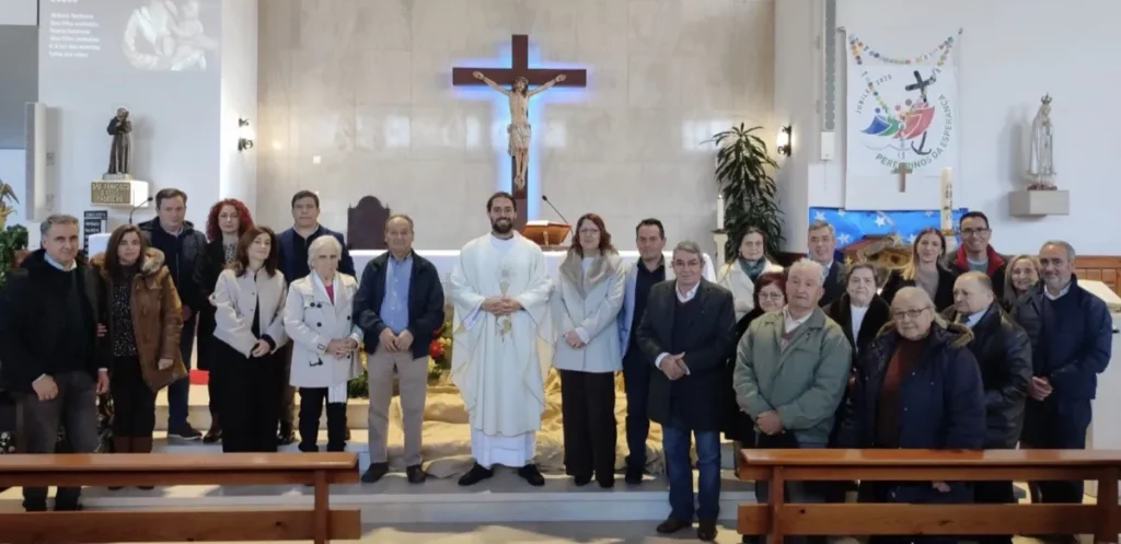 Esta imagem não tem texto alternativo. O nome do ficheiro é: Casais-jubilados-das-Meirinhas-celebram-aniversarios-de-Matrimonio-no-Domingo-da-Sagrada-Familia.webp