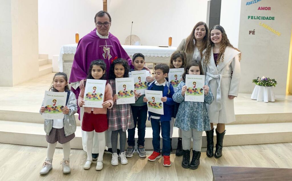 Esta imagem não tem texto alternativo. O nome do ficheiro é: Catequese-da-Golpilheira-celebra-acolhimento-do-1.o-ano.jpg