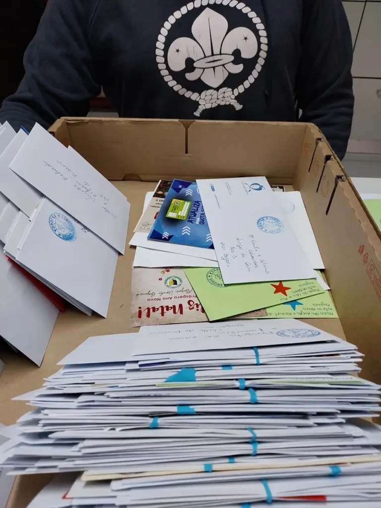 Esta imagem não tem texto alternativo. O nome do ficheiro é: Correio-da-Amizade-distribui-mais-de-cinco-mil-mensagens-de-Natal.webp