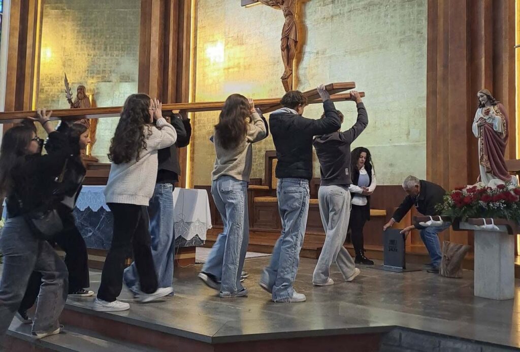 Esta imagem não tem texto alternativo. O nome do ficheiro é: Cruz-das-JMJ-em-Carnide.jpg