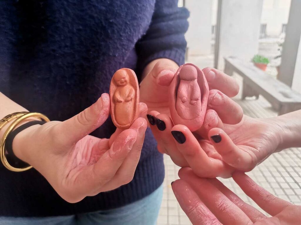 Esta imagem não tem texto alternativo. O nome do ficheiro é: Jovens-de-Ourem-Moldam-Imagens-do-Menino-Jesus-em-Retiro.jpg