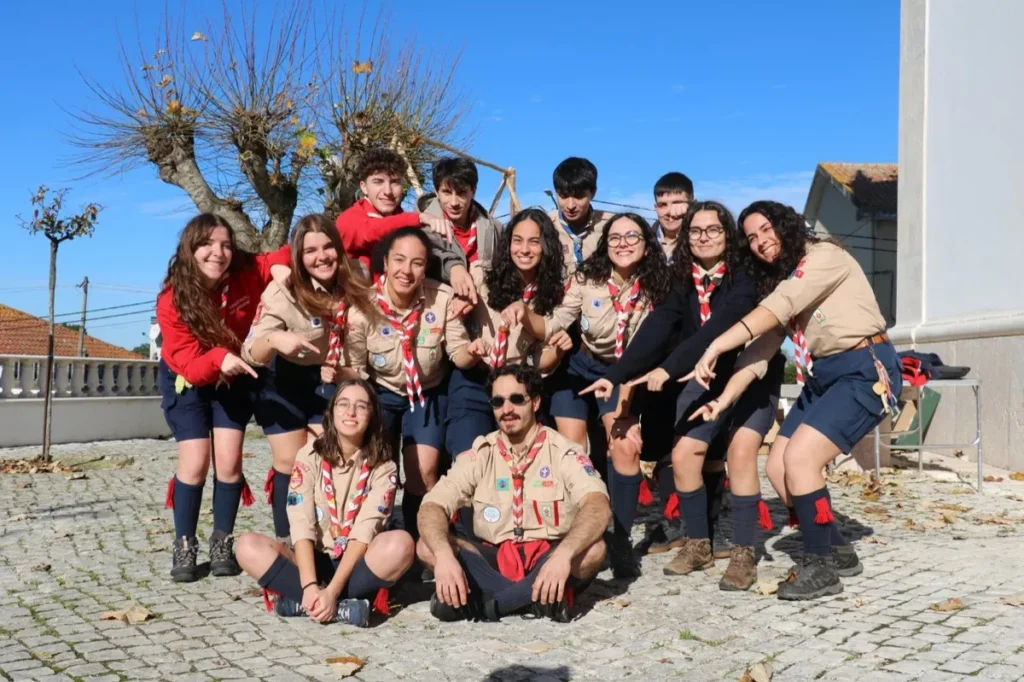 Esta imagem não tem texto alternativo. O nome do ficheiro é: Agrupamento-do-Arrabal-celebra-partida-de-dois-caminheiros.webp