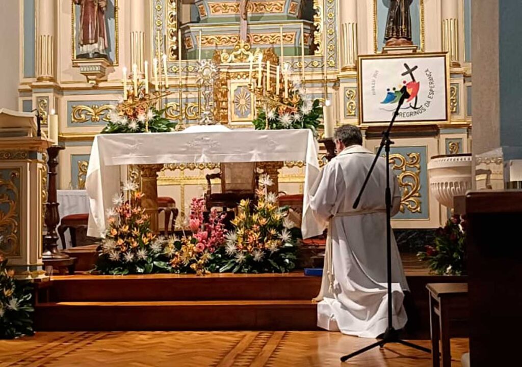 Esta imagem não tem texto alternativo. O nome do ficheiro é: Carvide-acolheu-oracao-para-adultos-dedicada-ao-tema-do-amor-.jpg