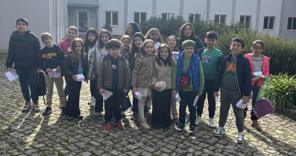 Esta imagem não tem texto alternativo. O nome do ficheiro é: Criancas-dos-Pousos-em-busca-do-tesouro-escondido-no-Seminario-de-Leiria.jpg