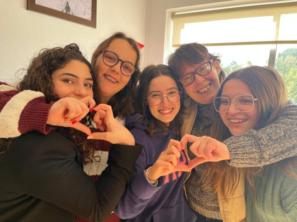 Esta imagem não tem texto alternativo. O nome do ficheiro é: Vai-e-Faz-Tu-desafia-jovens-a-redescobrir-os-cinco-sentidos-atraves-do-voluntariado.jpg