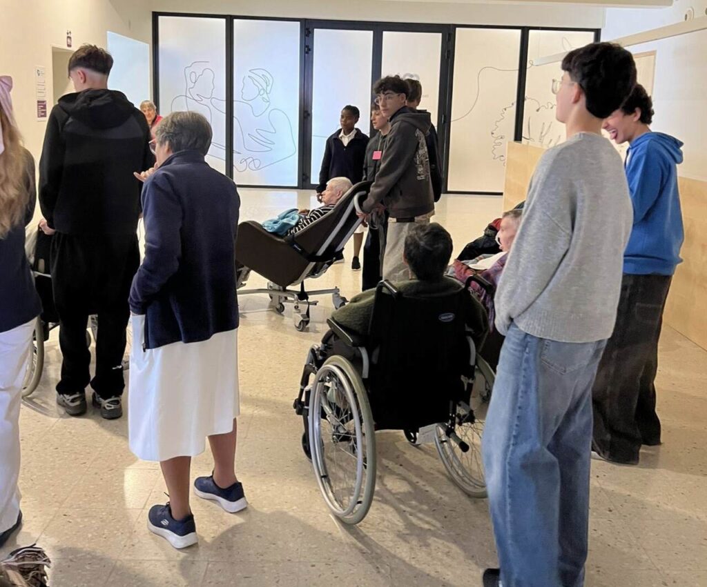 Esta imagem não tem texto alternativo. O nome do ficheiro é: Alunos-do-Colegio-de-Nossa-Senhora-de-Fatima-vivem-dia-na-Casa-de-Saude-Rainha-Santa-Isabel.jpg