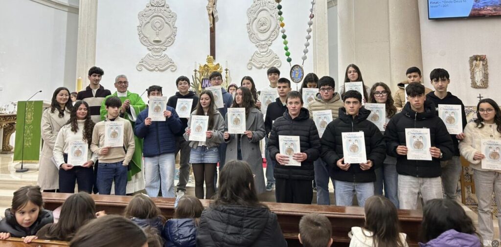 Esta imagem não tem texto alternativo. O nome do ficheiro é: Comunidade-da-Freixianda-celebra-Festa-do-Compromisso-com-20-jovens_otimizada.jpg