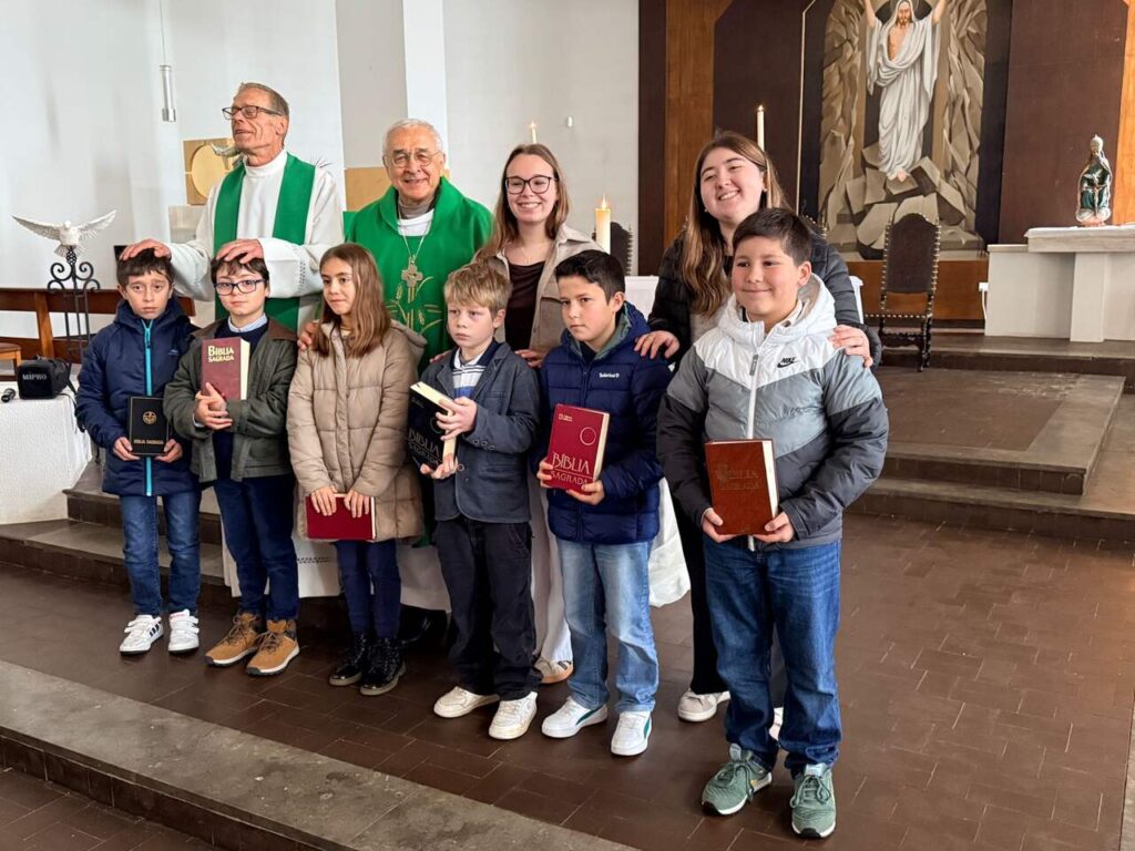 Esta imagem não tem texto alternativo. O nome do ficheiro é: D.-Jose-preside-a-Festa-da-Palavra-com-criancas-na-paroquia-do-Olival.jpg