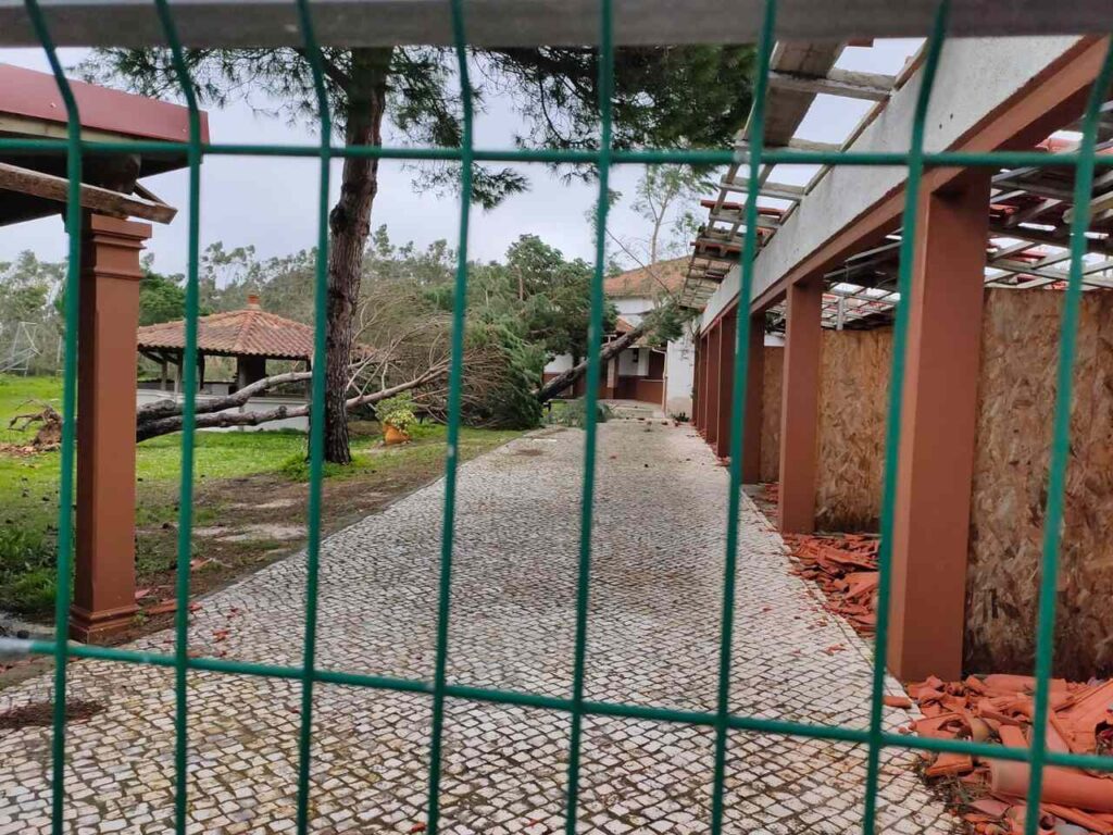 Esta imagem não tem texto alternativo. O nome do ficheiro é: Tempestade-causa-danos-severos-na-freguesia-da-Bajouca.jpg