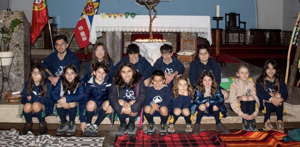 Esta imagem não tem texto alternativo. O nome do ficheiro é: Agrupamento-1077-de-Monte-Real-celebra-Vigilia-de-Preparacao-e-Cerimonia-de-Promessa.jpg