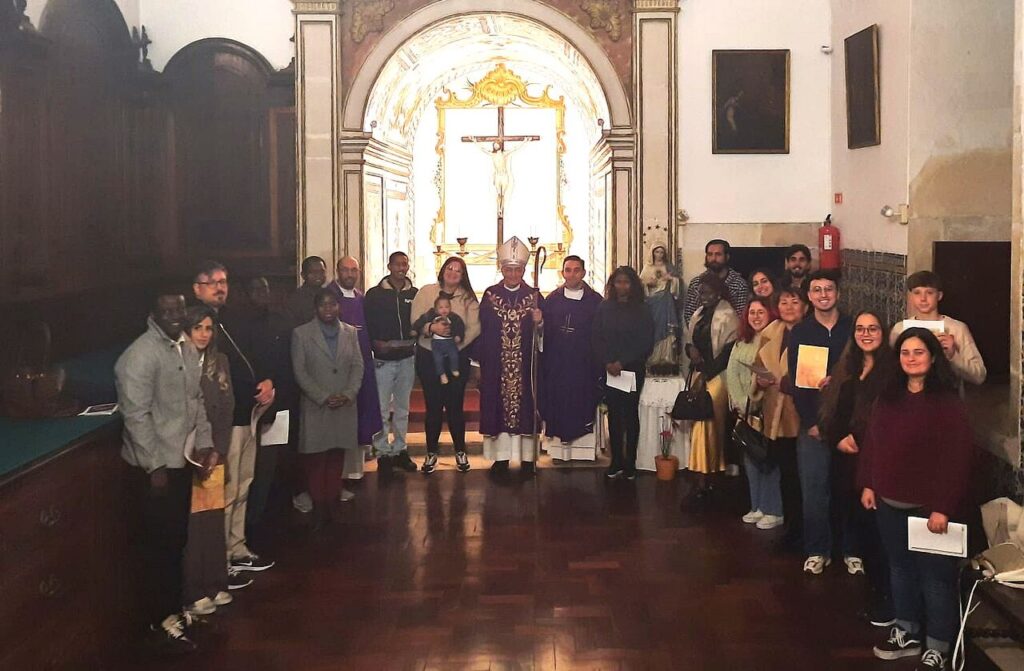 Esta imagem não tem texto alternativo. O nome do ficheiro é: Catecumenos-adultos-preparam-se-para-receber-o-Batismo.jpg