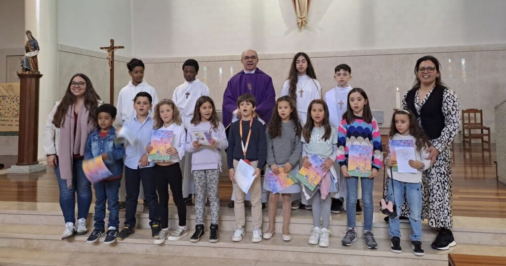 Esta imagem não tem texto alternativo. O nome do ficheiro é: Criancas-do-2o-ano-da-Barosa-celebram-Festa-do-Pai-Nosso.jpg