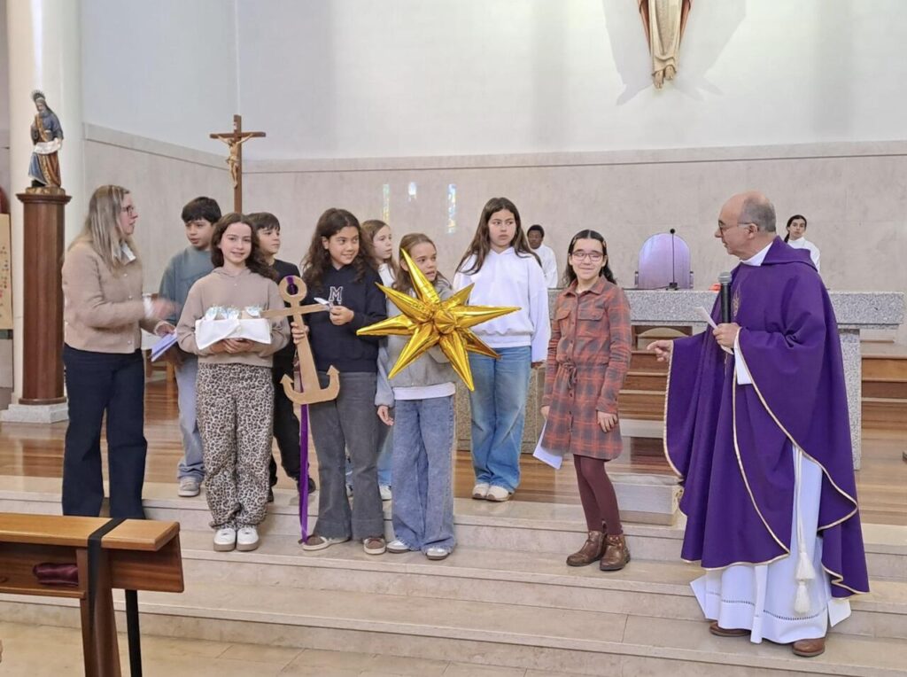Esta imagem não tem texto alternativo. O nome do ficheiro é: Criancas-do-5.o-ano-celebram-Festa-da-Esperanca-na-paroquia-da-Barosa.jpg
