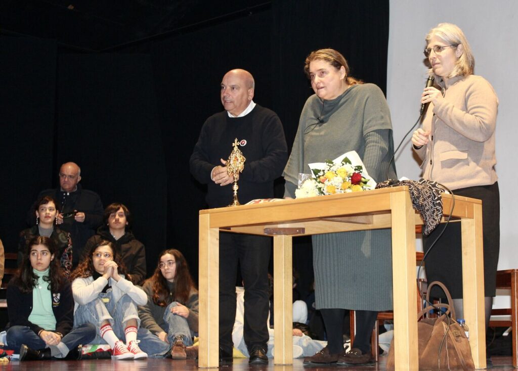 Esta imagem não tem texto alternativo. O nome do ficheiro é: Encontro-com-a-mae-de-Carlo-Acutis-reuniu-jovens-em-Fatima.jpg