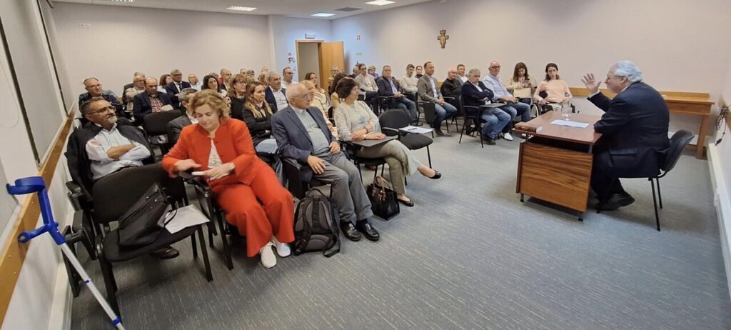 Esta imagem não tem texto alternativo. O nome do ficheiro é: ACEGE-com-reflexao-sobre-fe-e-economia-no-Seminario-de-Leiria.jpg