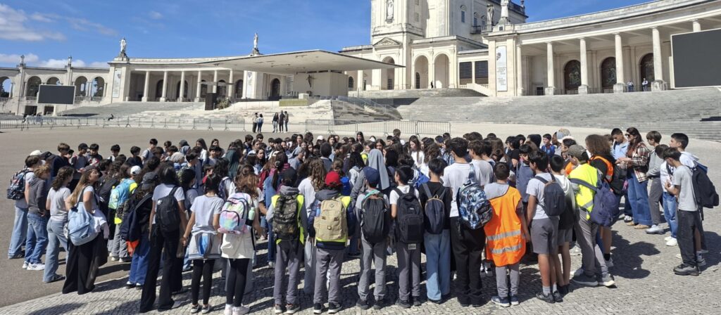 Esta imagem não tem texto alternativo. O nome do ficheiro é: Alunos-do-7.o-ano-de-Leiria-e-Gaia-celebram-a-paz-em-Fatima-scaled.jpg