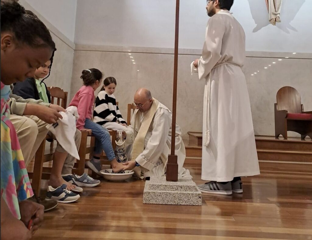 Esta imagem não tem texto alternativo. O nome do ficheiro é: Criancas-e-jovens-da-Barosa-participam-no-lava-pes-na-Missa-da-Ceia-do-Senhor.jpg