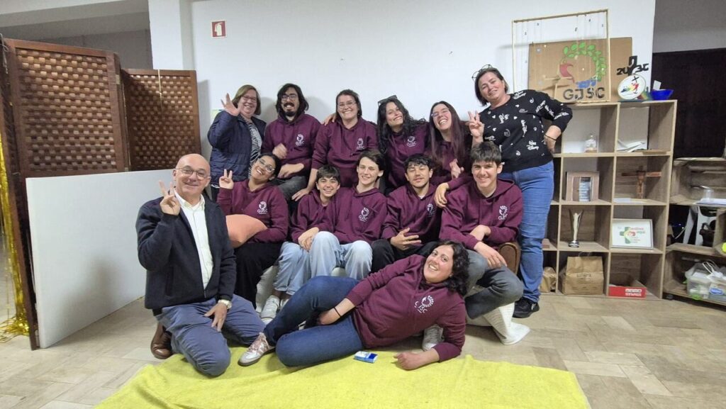 Esta imagem não tem texto alternativo. O nome do ficheiro é: Grupo-de-jovens-da-Azoia-desafia-adolescentes-a-viver-o-amor-que-nao-morre-na-cruz.jpg