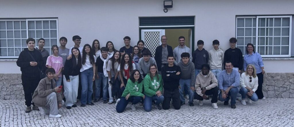 Esta imagem não tem texto alternativo. O nome do ficheiro é: Jovens-das-paroquias-de-Cercal-Gondemaria-e-Olival-preparam-se-para-o-Crisma.jpg