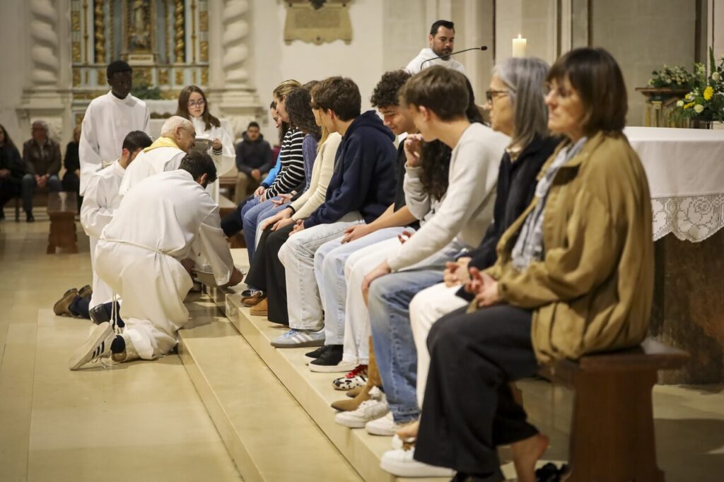 Esta imagem não tem texto alternativo. O nome do ficheiro é: Missa-da-Ceia-do-Senhor-na-Se-de-Leiria.jpg