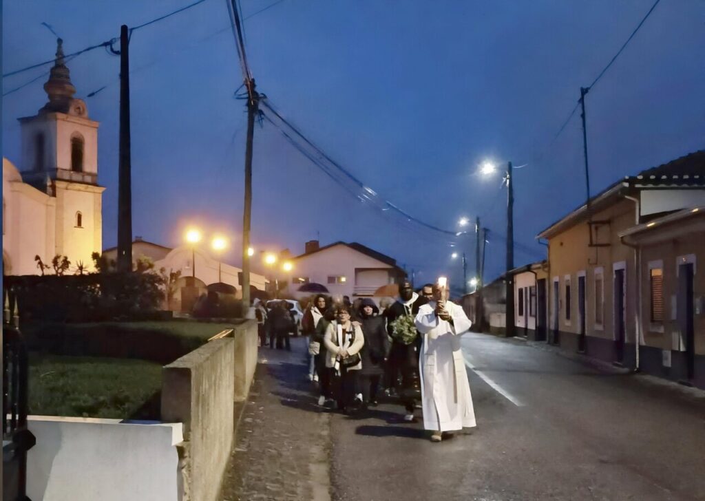 Esta imagem não tem texto alternativo. O nome do ficheiro é: Oracao-de-adultos-em-Carvide-celebra-a-alegria-pascal-em-convivio-partilhado.jpg