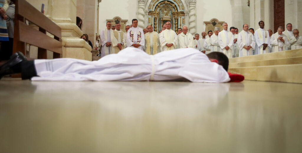 Esta imagem não tem texto alternativo. O nome do ficheiro é: Ordenacao-diaconal-assinala-regresso-das-ordenacoes-na-Diocese.jpg