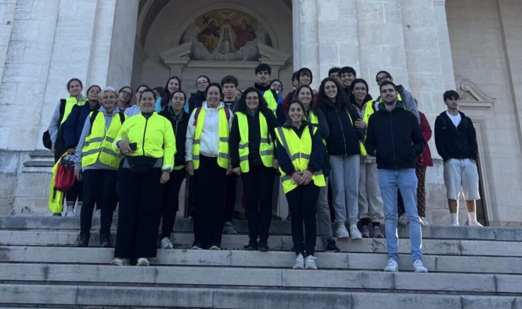 Esta imagem não tem texto alternativo. O nome do ficheiro é: Pes-no-caminho-e-coracao-em-Fatima-na-jornada-de-crismandos-de-Carnide-e-Vermoil.jpg